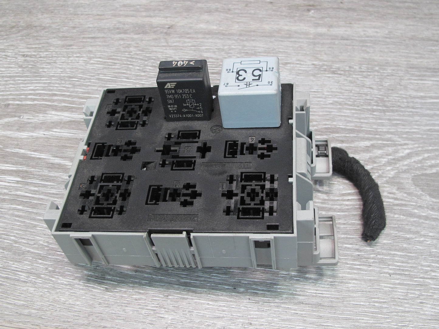 2008-2010 Porsche Cayenne 957 Front SAM Power Distribution Fuse Relay Box Module