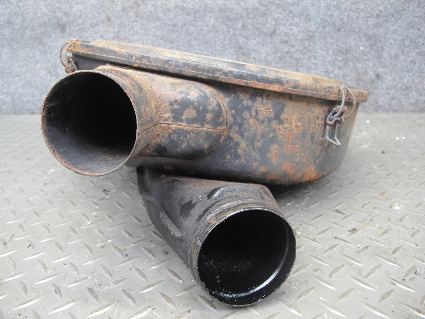 82-85 Mercedes W123 300D Air Intake Cleaner Filter Box OEM
