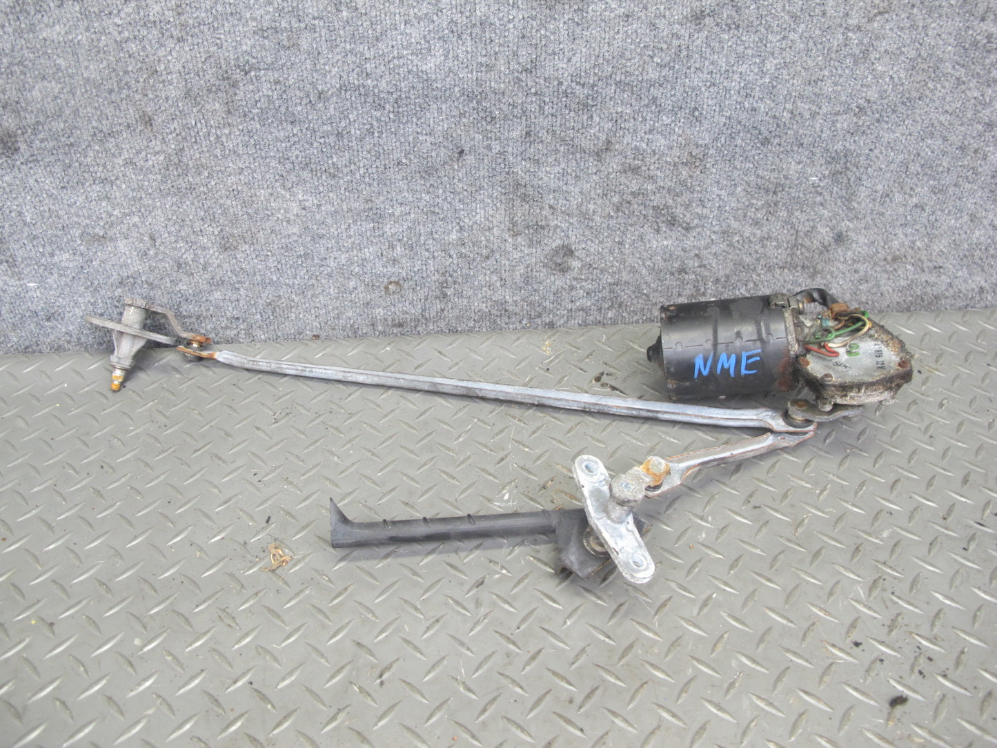 77-85 Mercedes W123 Windshield Wiper Transmission Linkage w Motor OEM