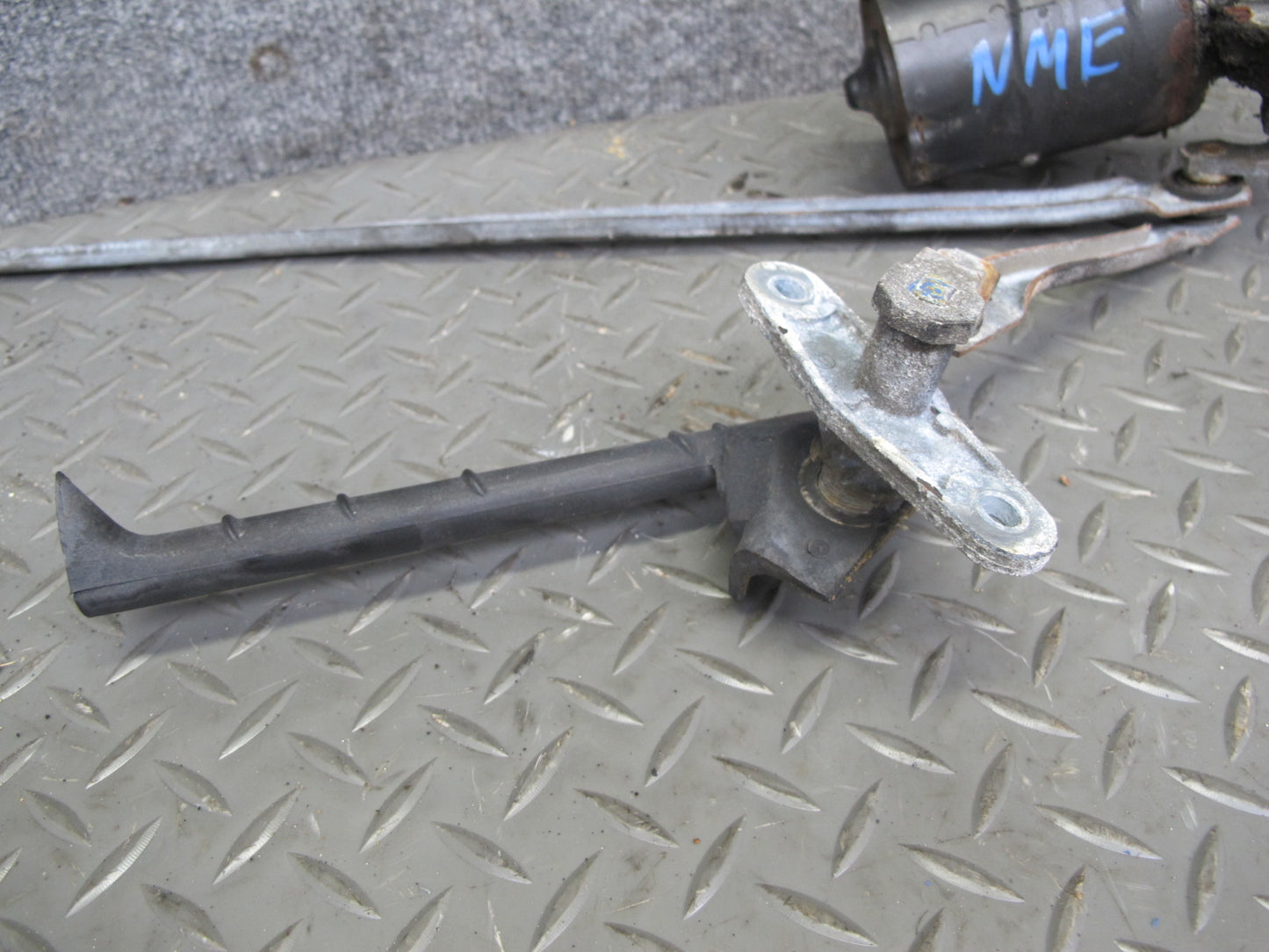 77-85 Mercedes W123 Windshield Wiper Transmission Linkage w Motor OEM