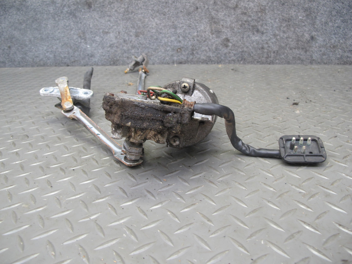 77-85 Mercedes W123 Windshield Wiper Transmission Linkage w Motor OEM