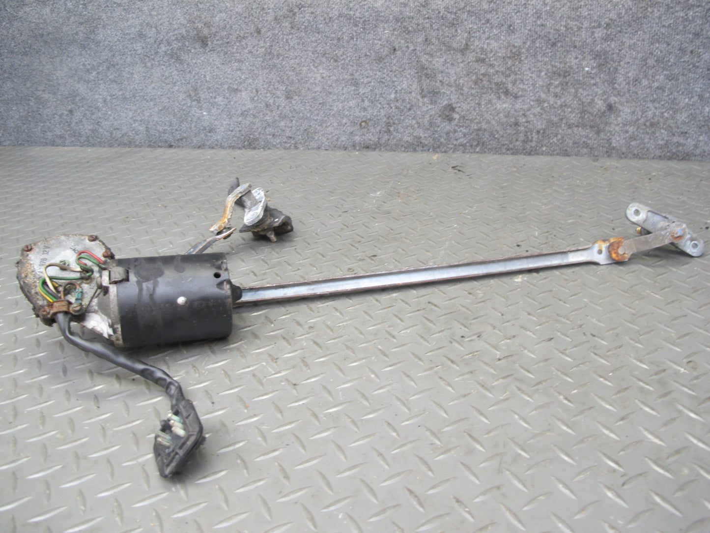 77-85 Mercedes W123 Windshield Wiper Transmission Linkage w Motor OEM