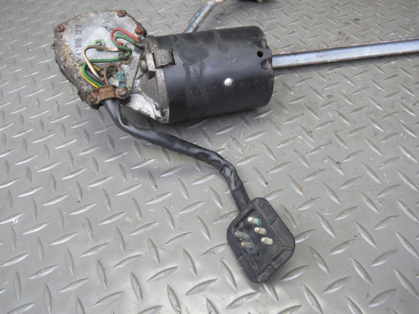 77-85 Mercedes W123 Windshield Wiper Transmission Linkage w Motor OEM