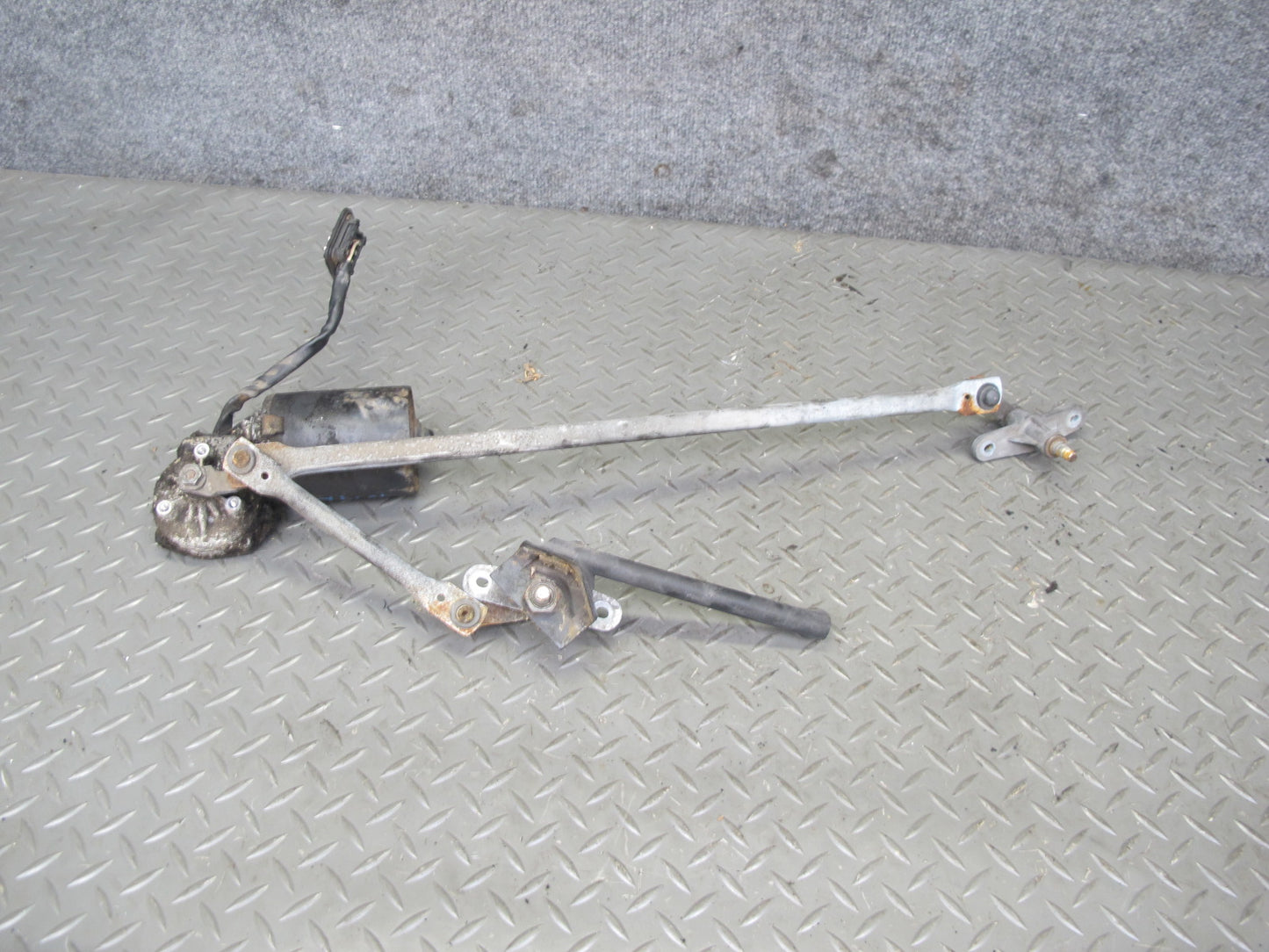 77-85 Mercedes W123 Windshield Wiper Transmission Linkage w Motor OEM
