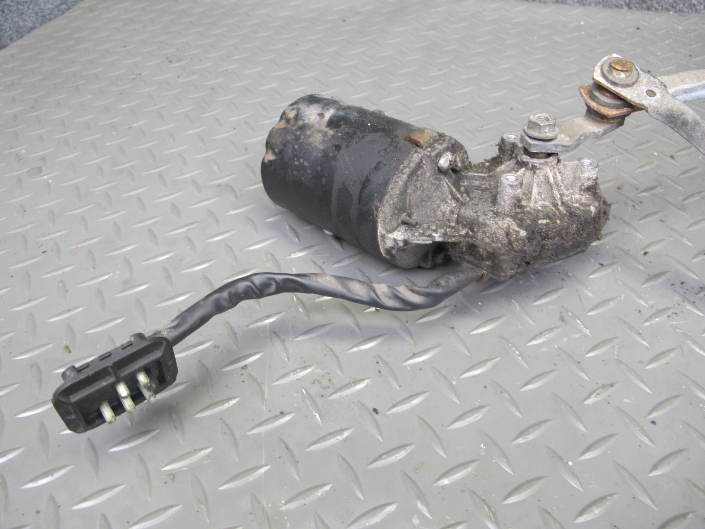 77-85 Mercedes W123 Windshield Wiper Transmission Linkage w Motor OEM