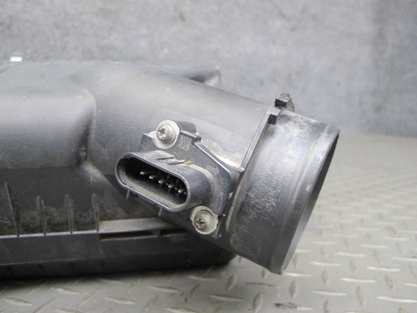 2009 Pontiac Solstice GXP Air Intake Cleaner Filter Box w MAF Sensor OEM