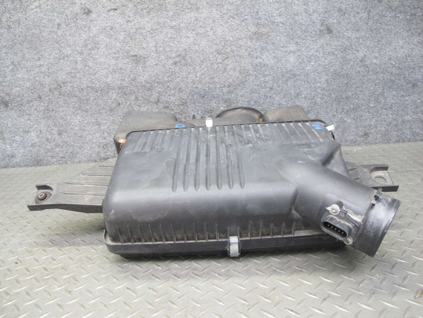 2009 Pontiac Solstice GXP Air Intake Cleaner Filter Box w MAF Sensor OEM