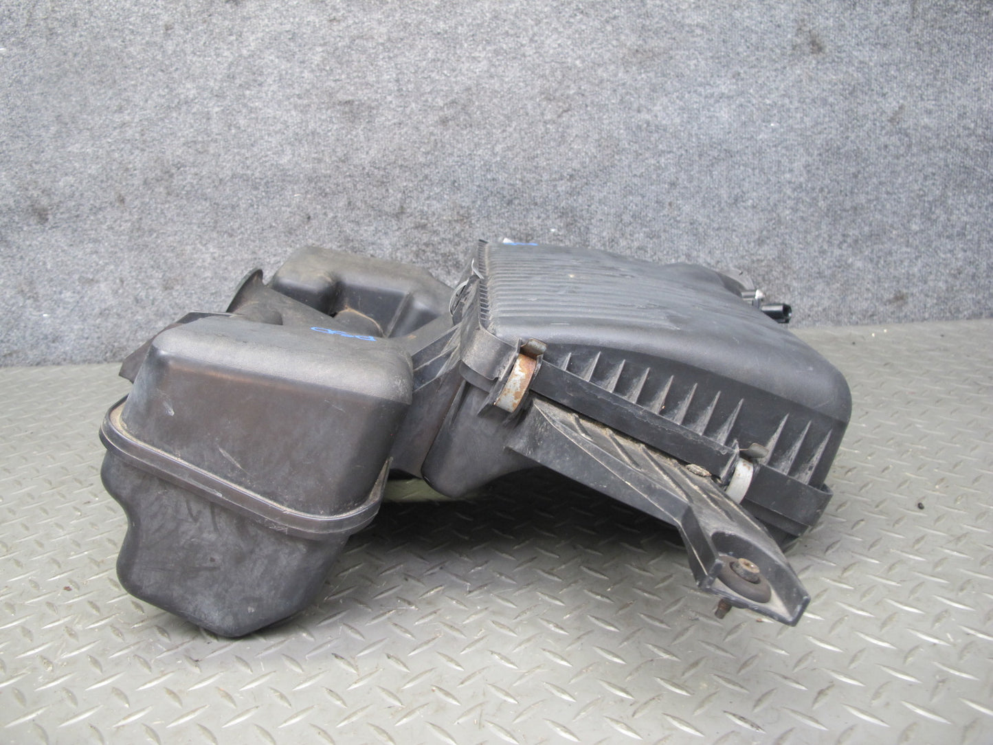 2009 Pontiac Solstice GXP Air Intake Cleaner Filter Box w MAF Sensor OEM