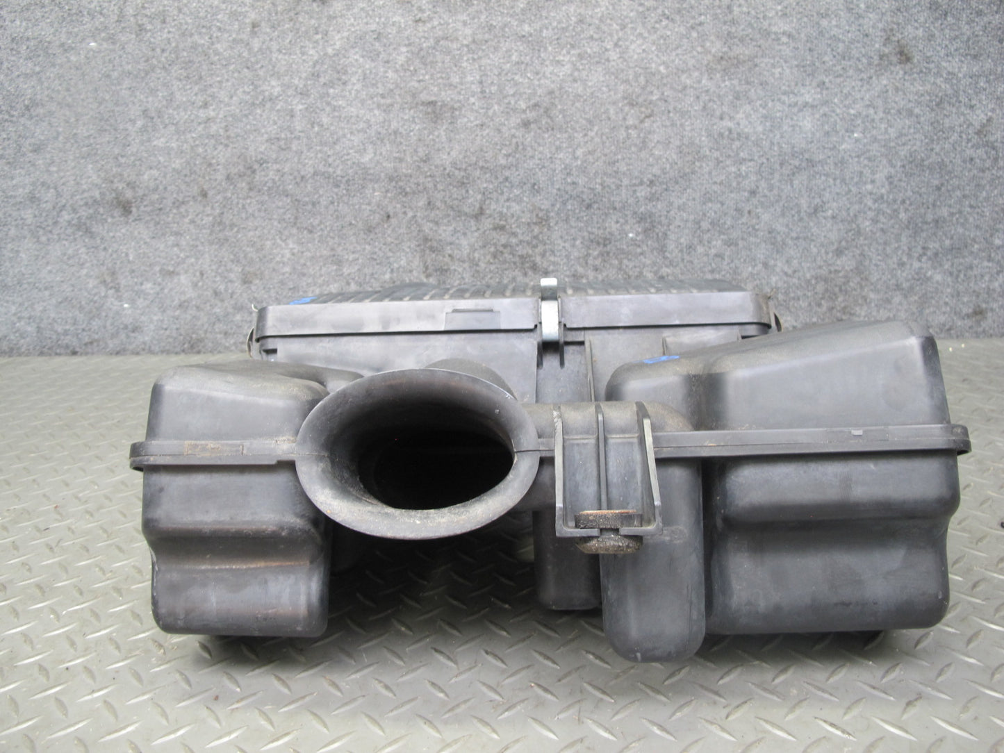 2009 Pontiac Solstice GXP Air Intake Cleaner Filter Box w MAF Sensor OEM