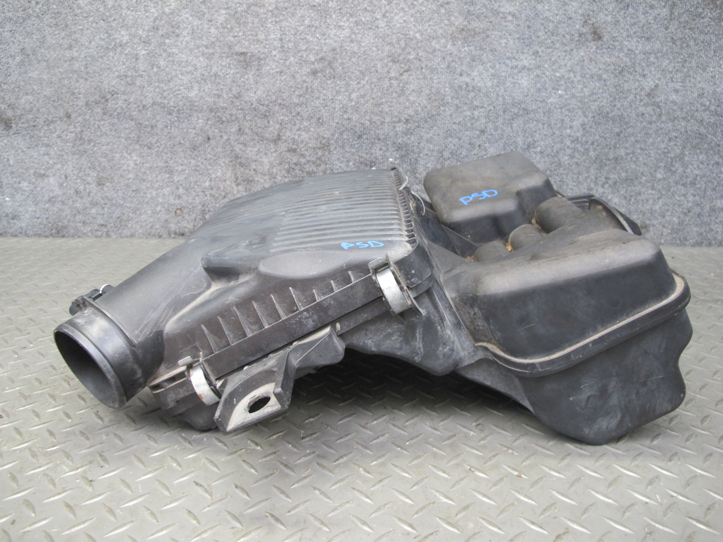 2009 Pontiac Solstice GXP Air Intake Cleaner Filter Box w MAF Sensor OEM