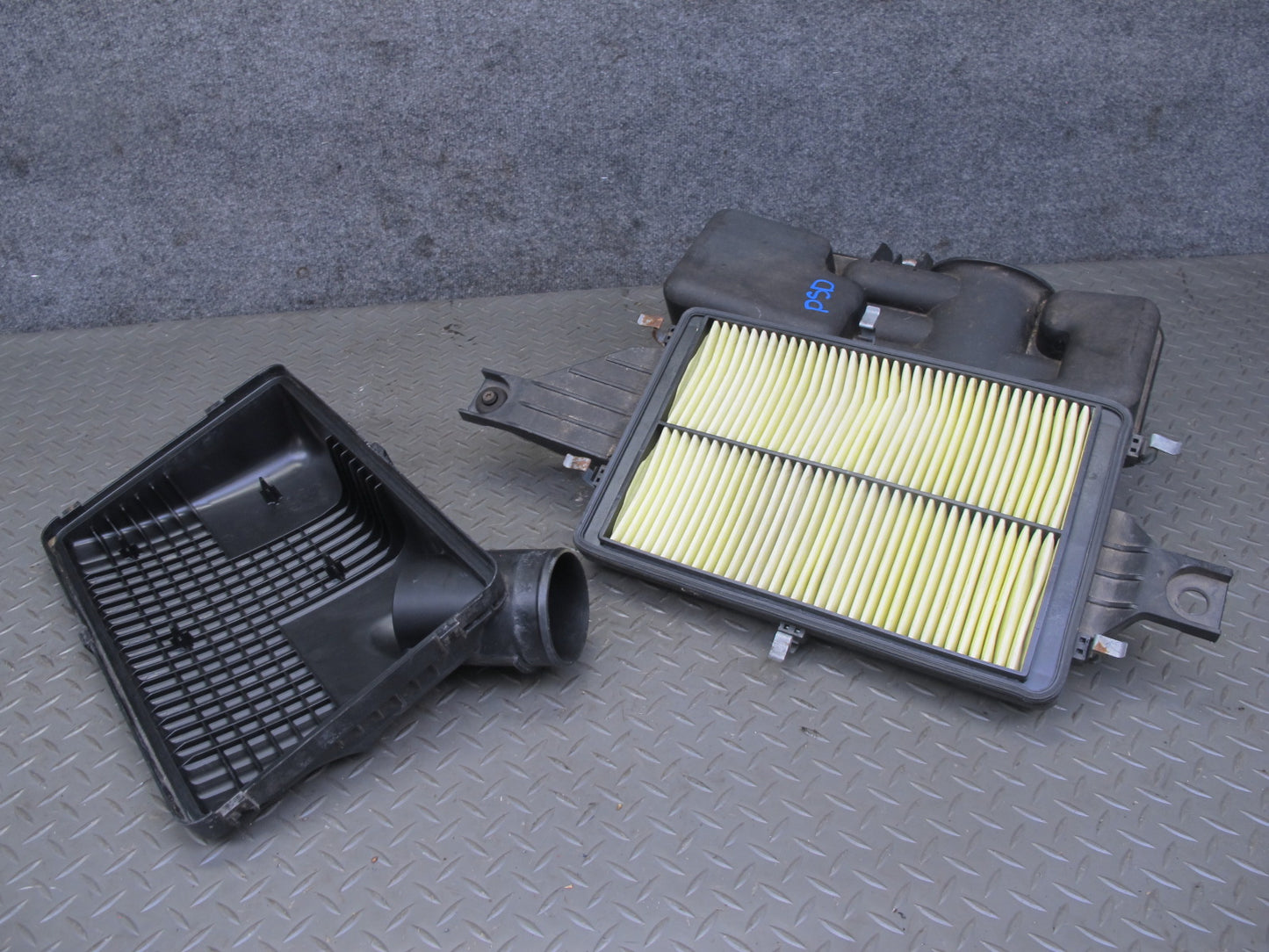 2009 Pontiac Solstice GXP Air Intake Cleaner Filter Box w MAF Sensor OEM