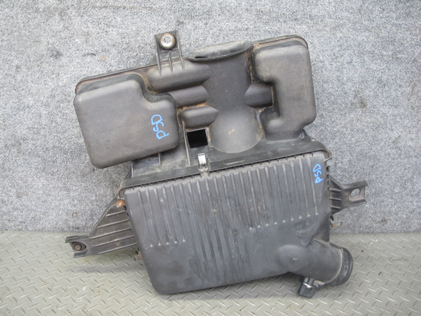 2009 Pontiac Solstice GXP Air Intake Cleaner Filter Box w MAF Sensor OEM