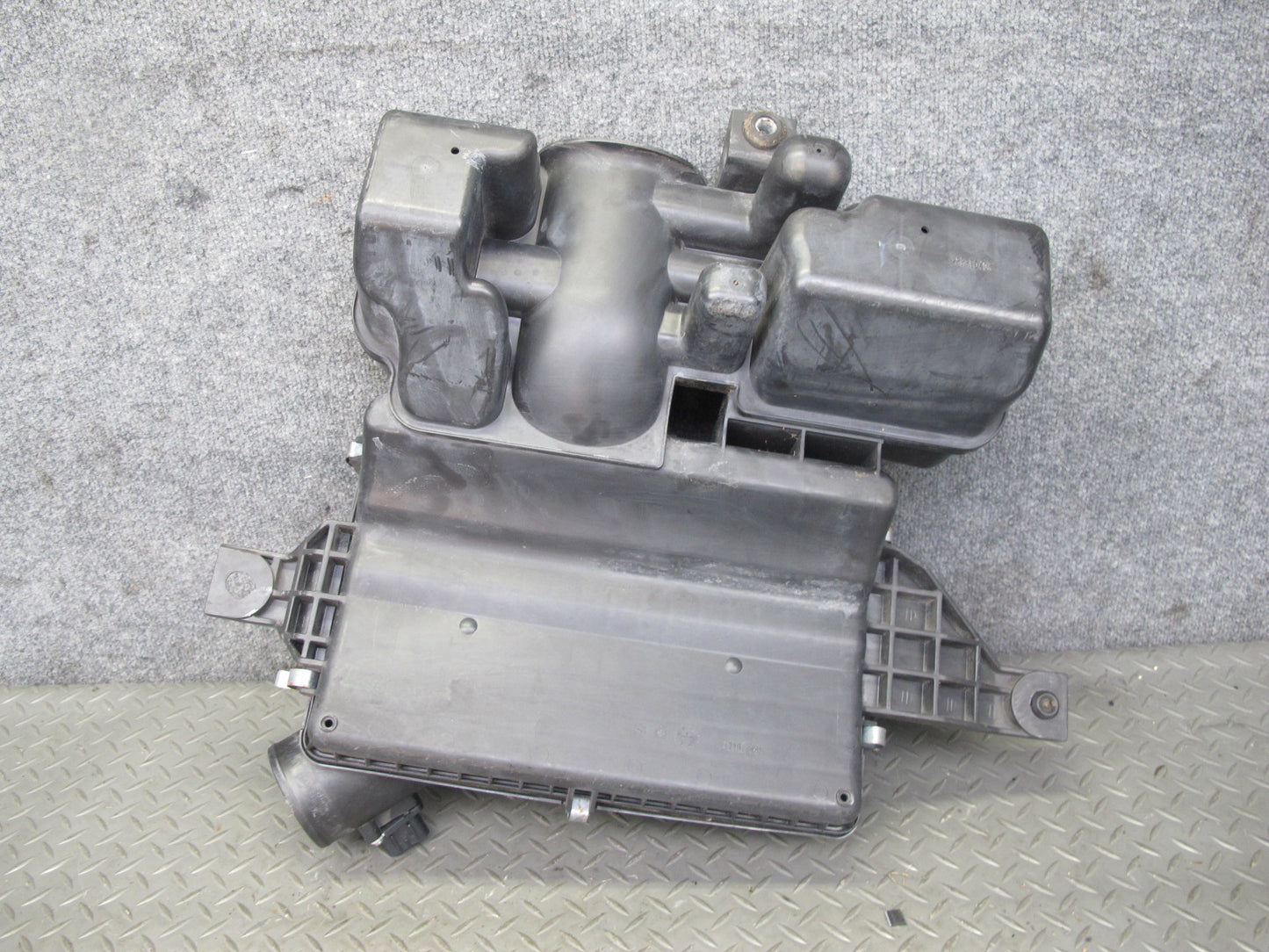 2009 Pontiac Solstice GXP Air Intake Cleaner Filter Box w MAF Sensor OEM
