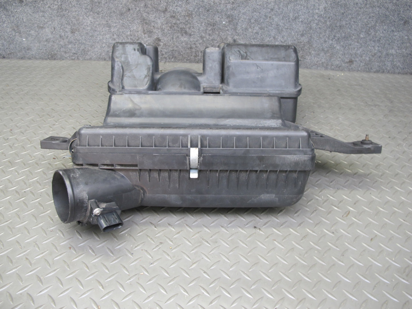 2009 Pontiac Solstice GXP Air Intake Cleaner Filter Box w MAF Sensor OEM
