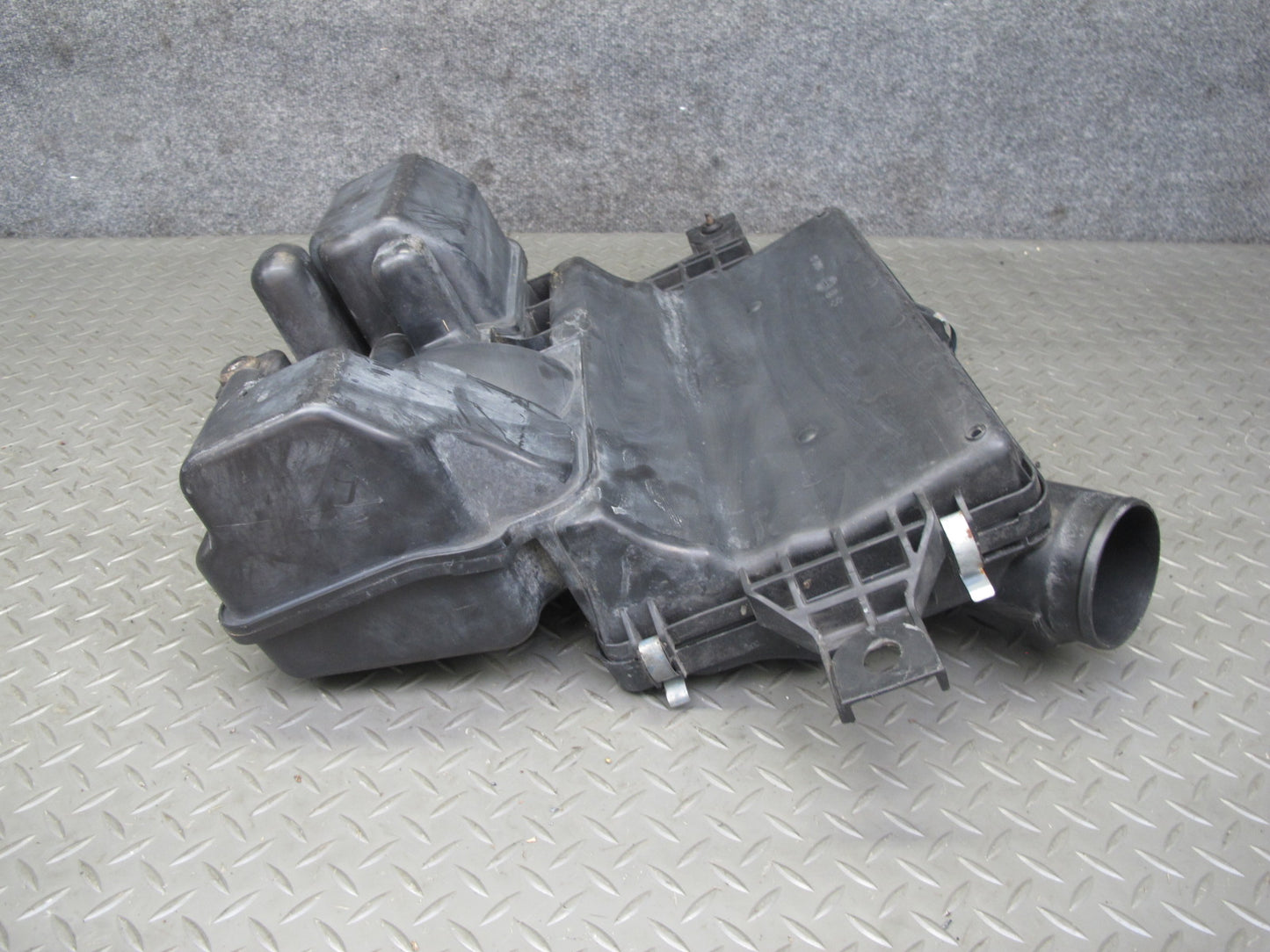 2009 Pontiac Solstice GXP Air Intake Cleaner Filter Box w MAF Sensor OEM