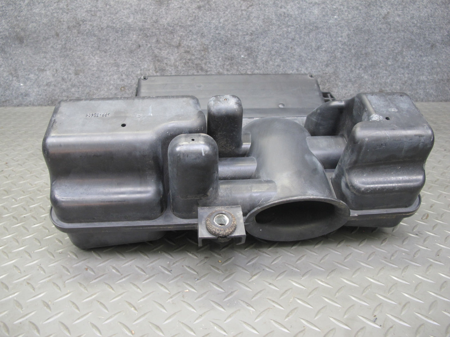2009 Pontiac Solstice GXP Air Intake Cleaner Filter Box w MAF Sensor OEM