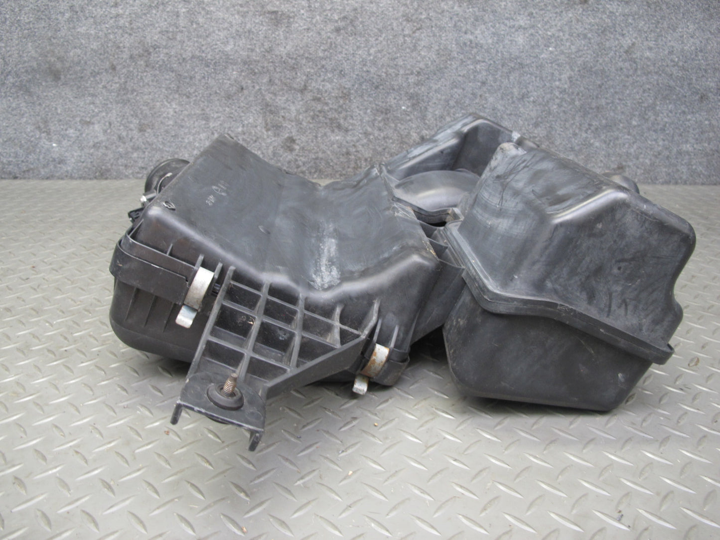 2009 Pontiac Solstice GXP Air Intake Cleaner Filter Box w MAF Sensor OEM