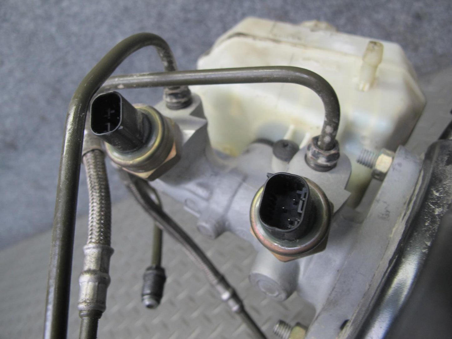 2003-2006 BMW E46 M3 Brake Master Cylinder Booster Fluid Reservoir Tank