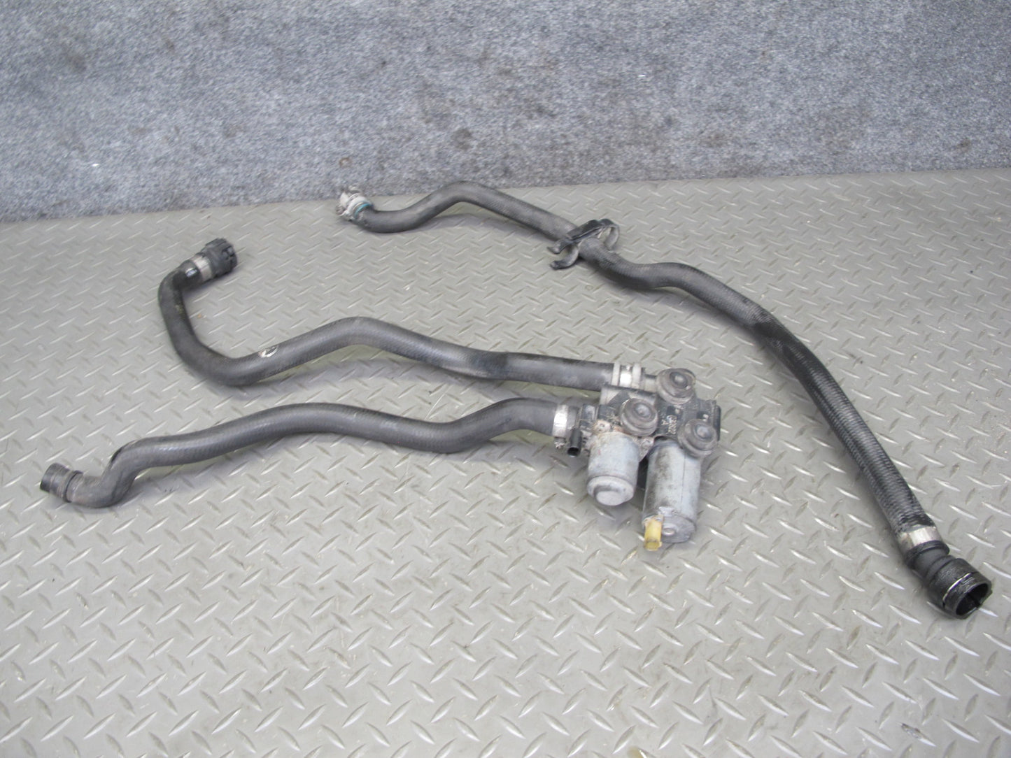 2001-2006 BMW E46 Heater Control Water Valve w Hoses 8369807