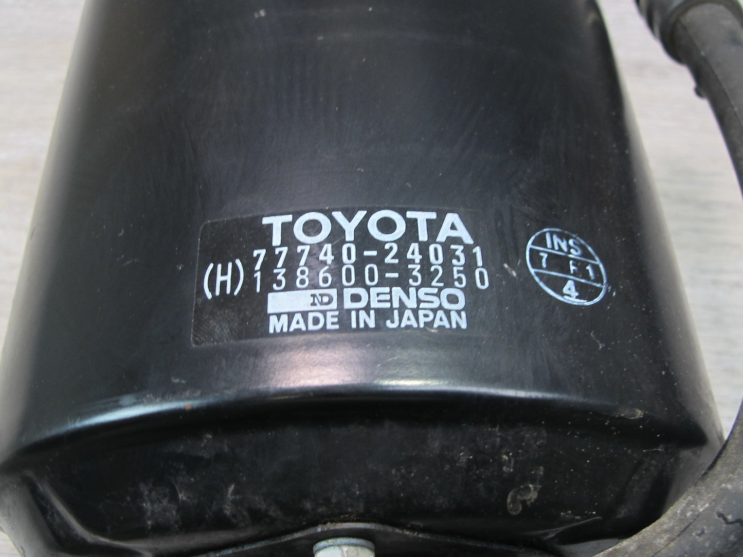 92-97 Lexus UZZ30L SC300 SC400 Fuel Evap Vapor Charcoal Canister w Bracket OEM