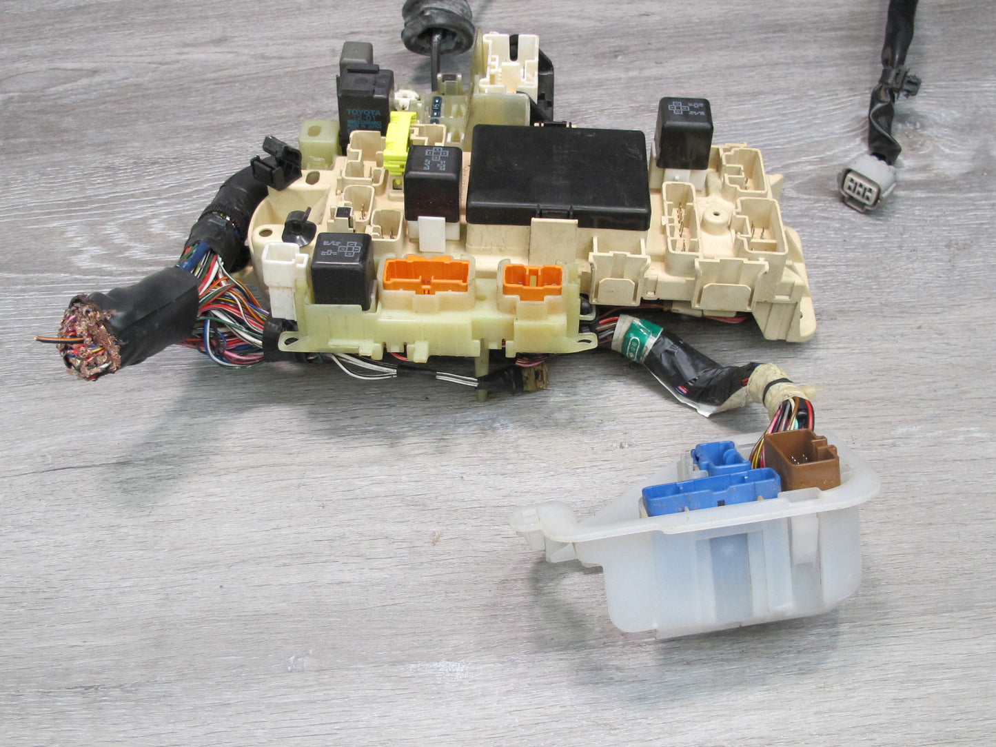 95-96 Lexus UZZ30L SC400 Interior Fuse Relay Box Module w Integration Relay OEM