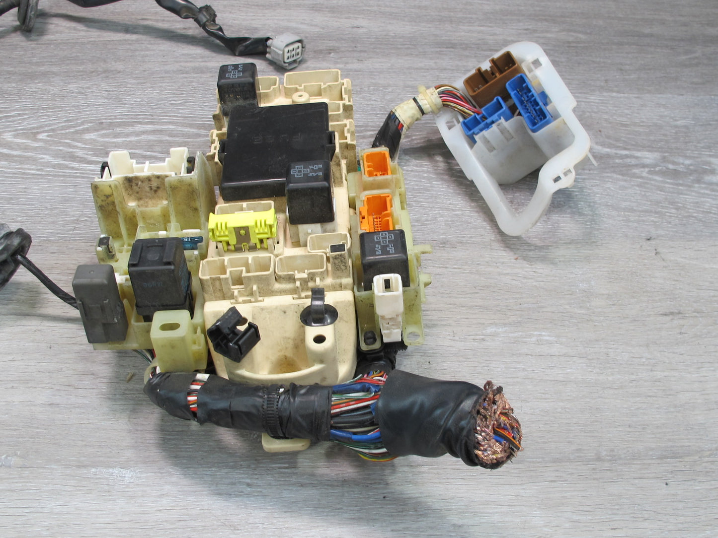 95-96 Lexus UZZ30L SC400 Interior Fuse Relay Box Module w Integration Relay OEM