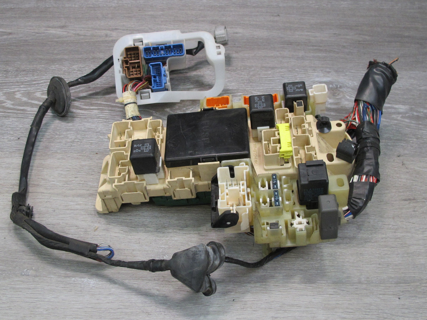 95-96 Lexus UZZ30L SC400 Interior Fuse Relay Box Module w Integration Relay OEM