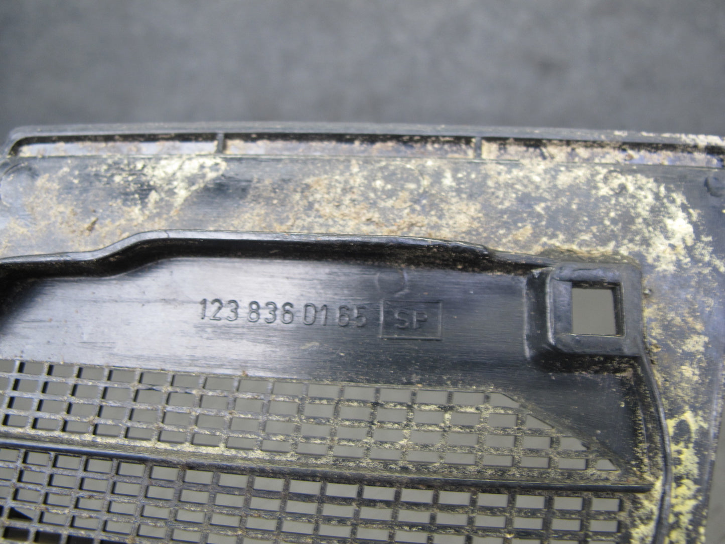 75-85 Mercedes W123 Set of 2 Front Left & Right Hood Vent Cowl Grille OEM