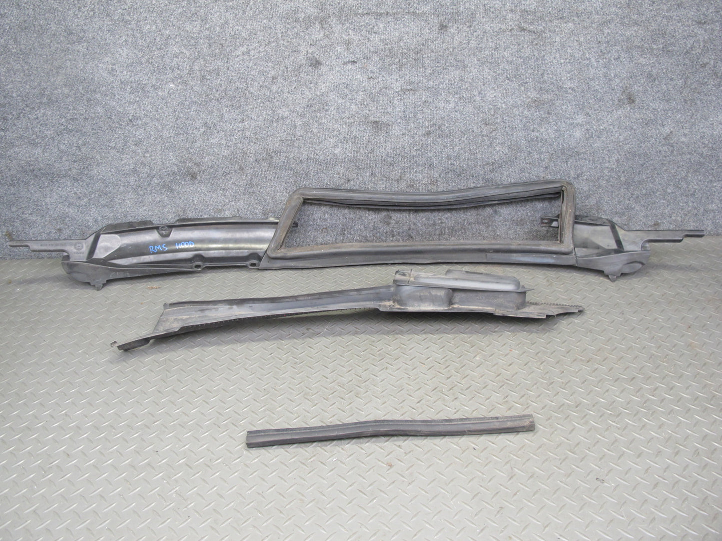 94-99 Mercedes W140 S-class Front Hood Wiper Trim Cover Gasket Panel Set OEM