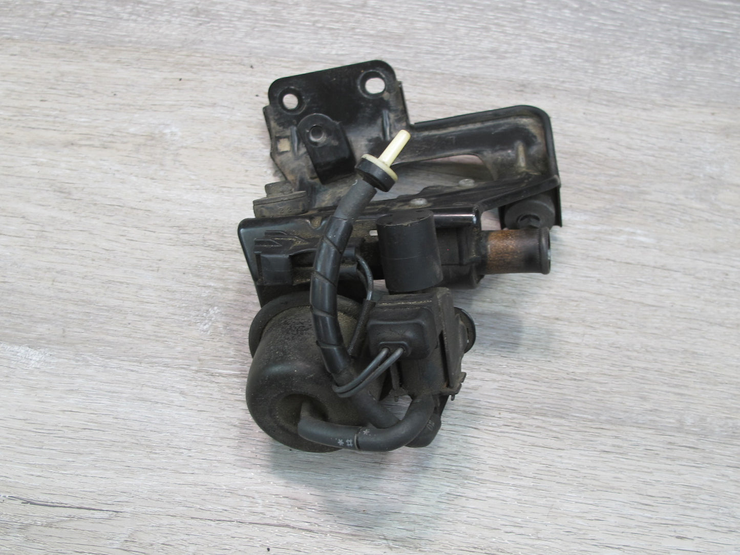 92-00 Lexus UZZ30L SC300 SC400 Heater Control Valve Pump w Bracket Mount OEM
