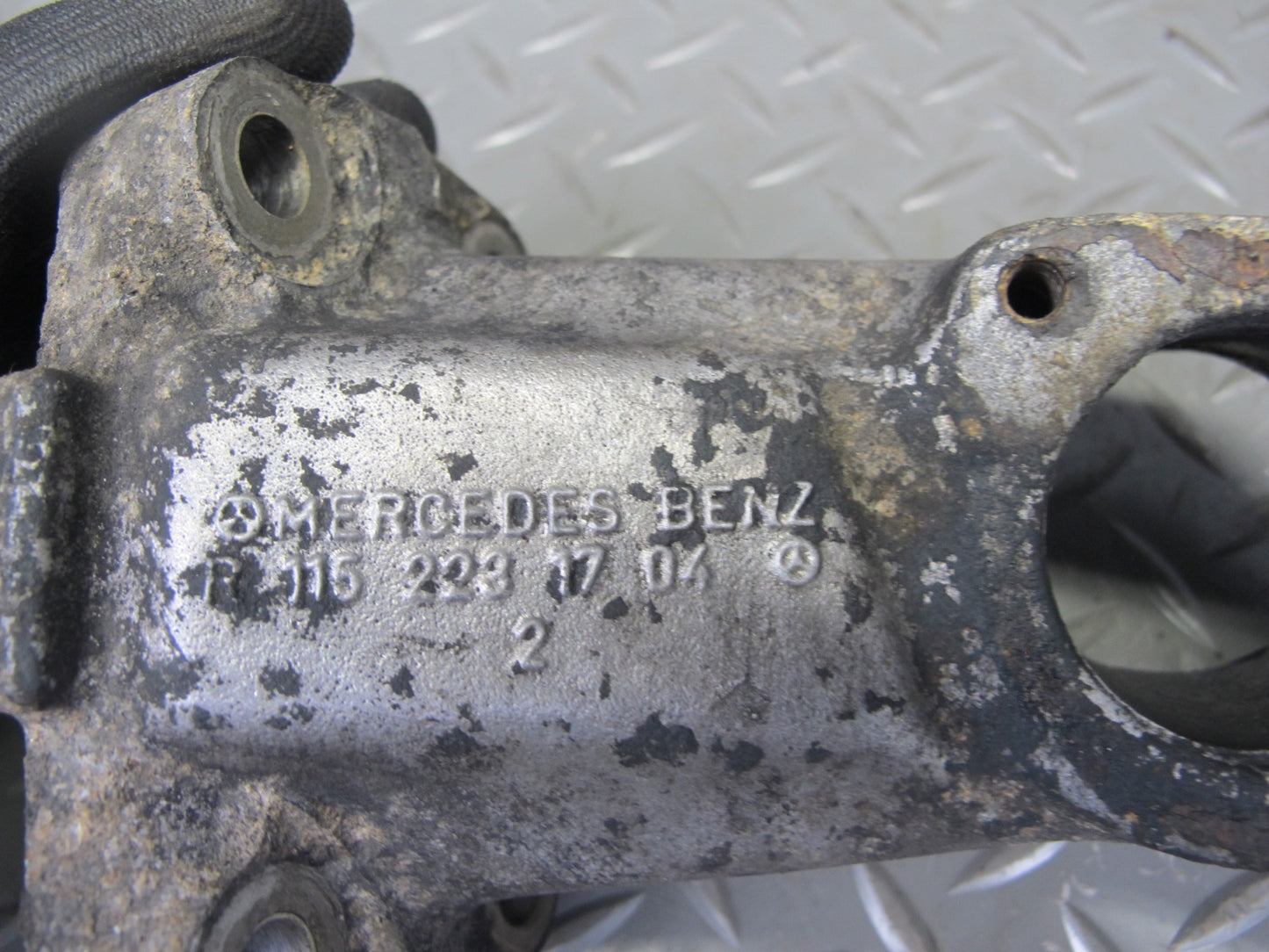 81-85 Mercedes W123 300D OM617 Diesel Engine Left Mount Bracket Support