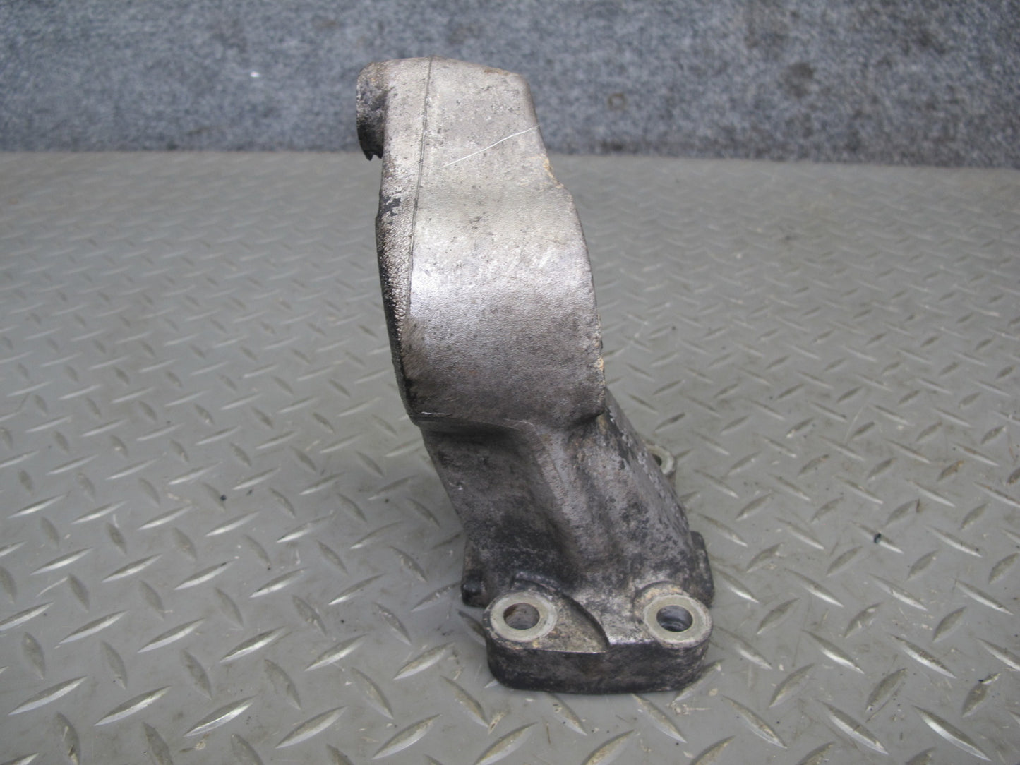 81-85 Mercedes W123 300D OM617 Diesel Engine Left Mount Bracket Support