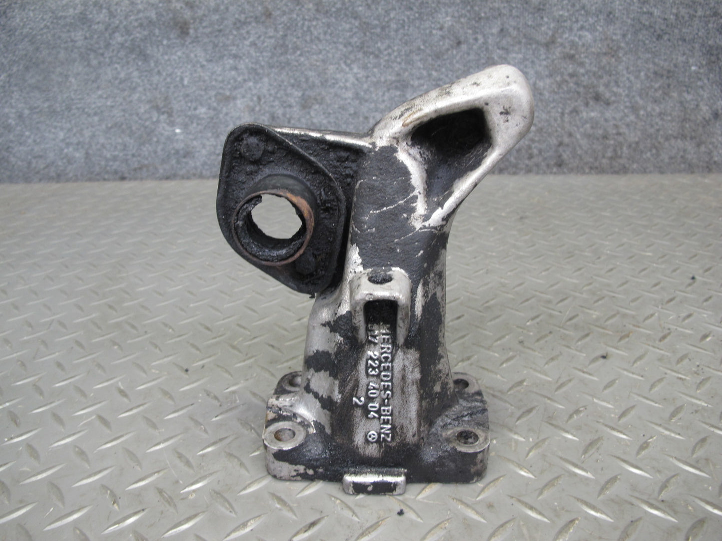 81-85 Mercedes W123 300D OM617 Diesel Engine Right Mount Bracket Support