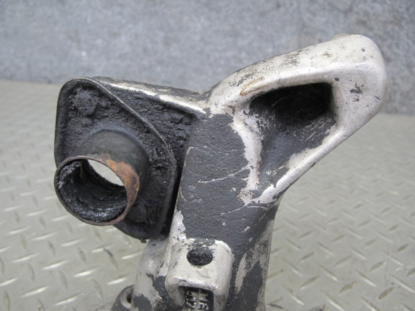 81-85 Mercedes W123 300D OM617 Diesel Engine Right Mount Bracket Support