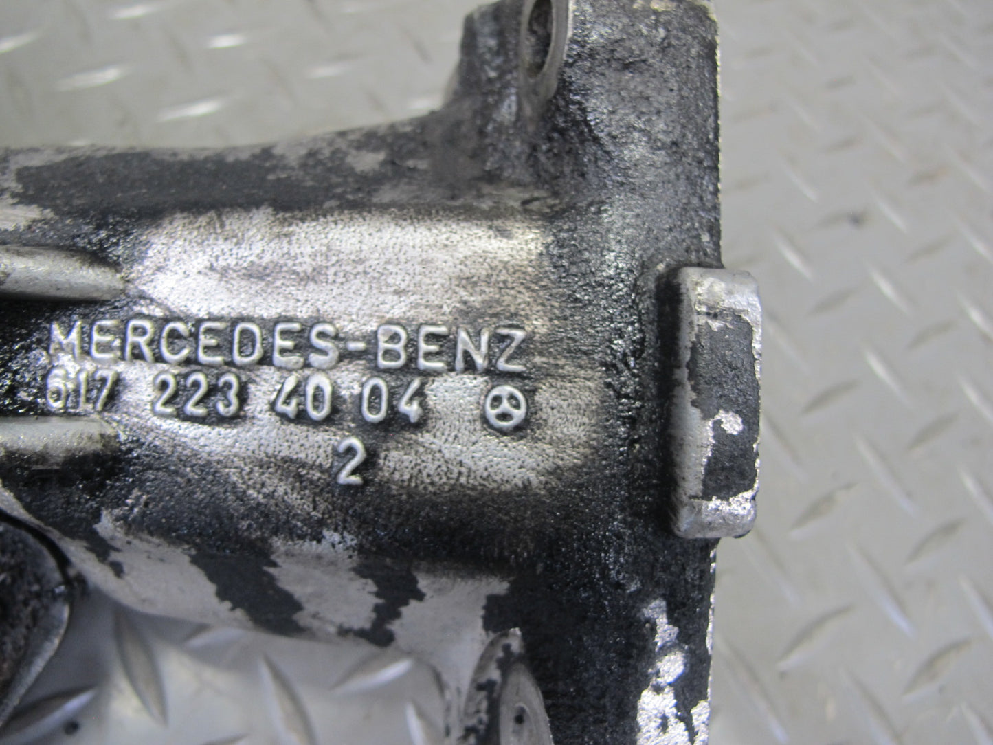 81-85 Mercedes W123 300D OM617 Diesel Engine Right Mount Bracket Support