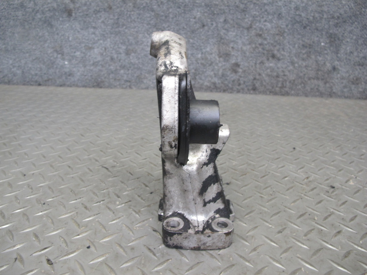 81-85 Mercedes W123 300D OM617 Diesel Engine Right Mount Bracket Support