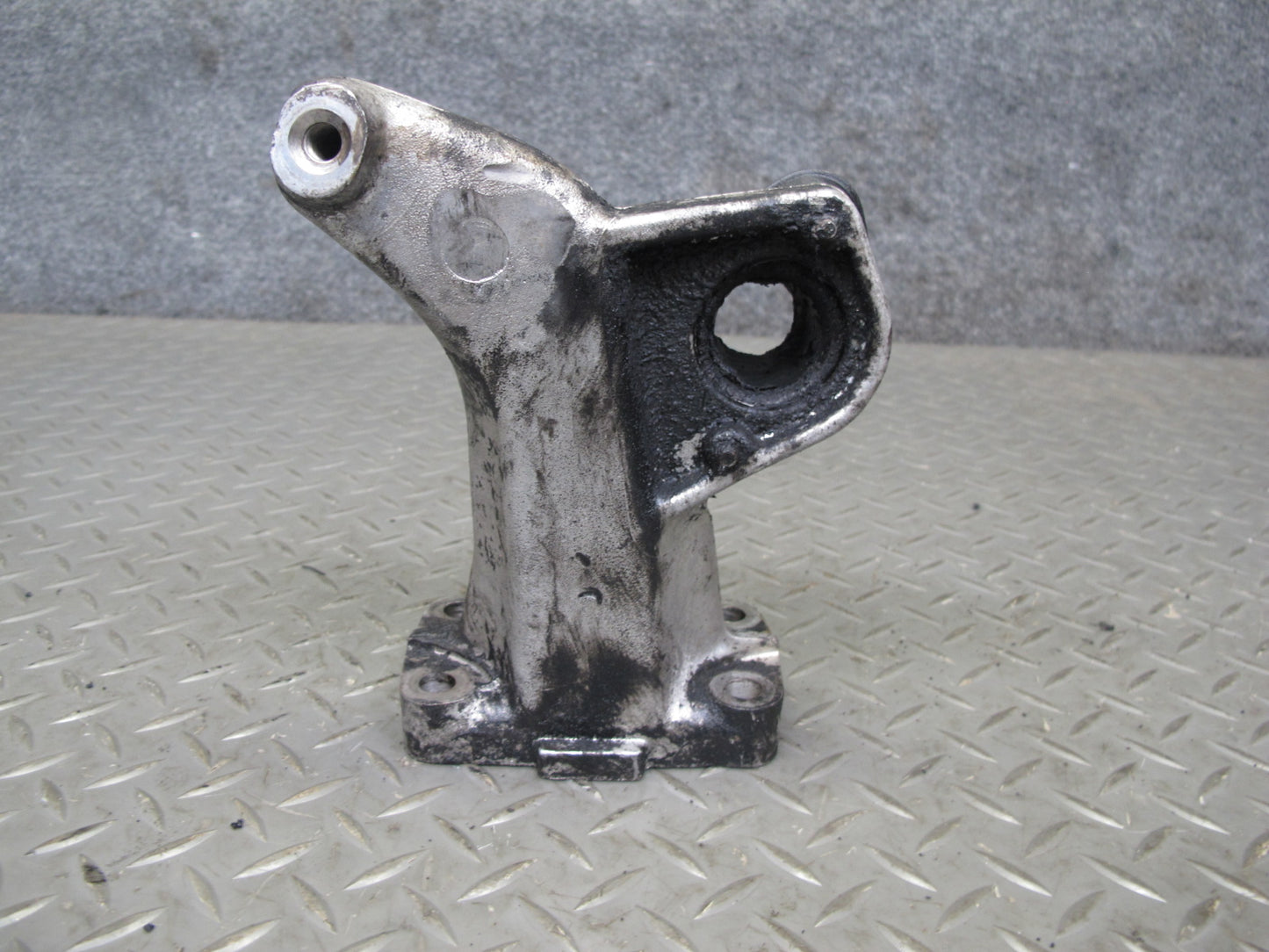 81-85 Mercedes W123 300D OM617 Diesel Engine Right Mount Bracket Support