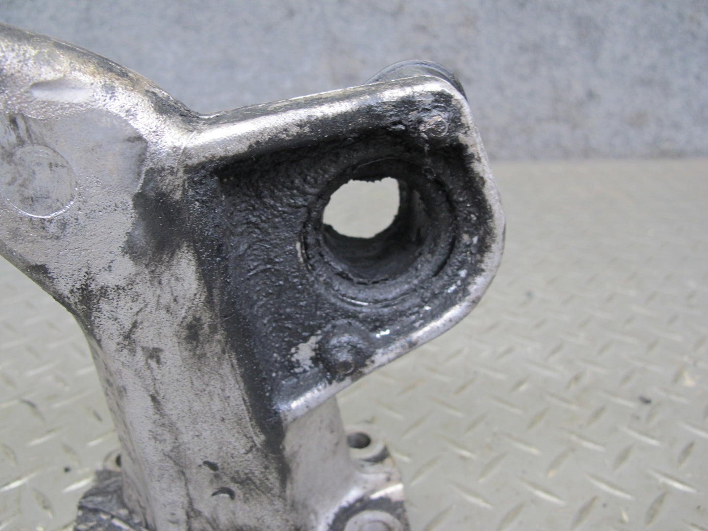 81-85 Mercedes W123 300D OM617 Diesel Engine Right Mount Bracket Support