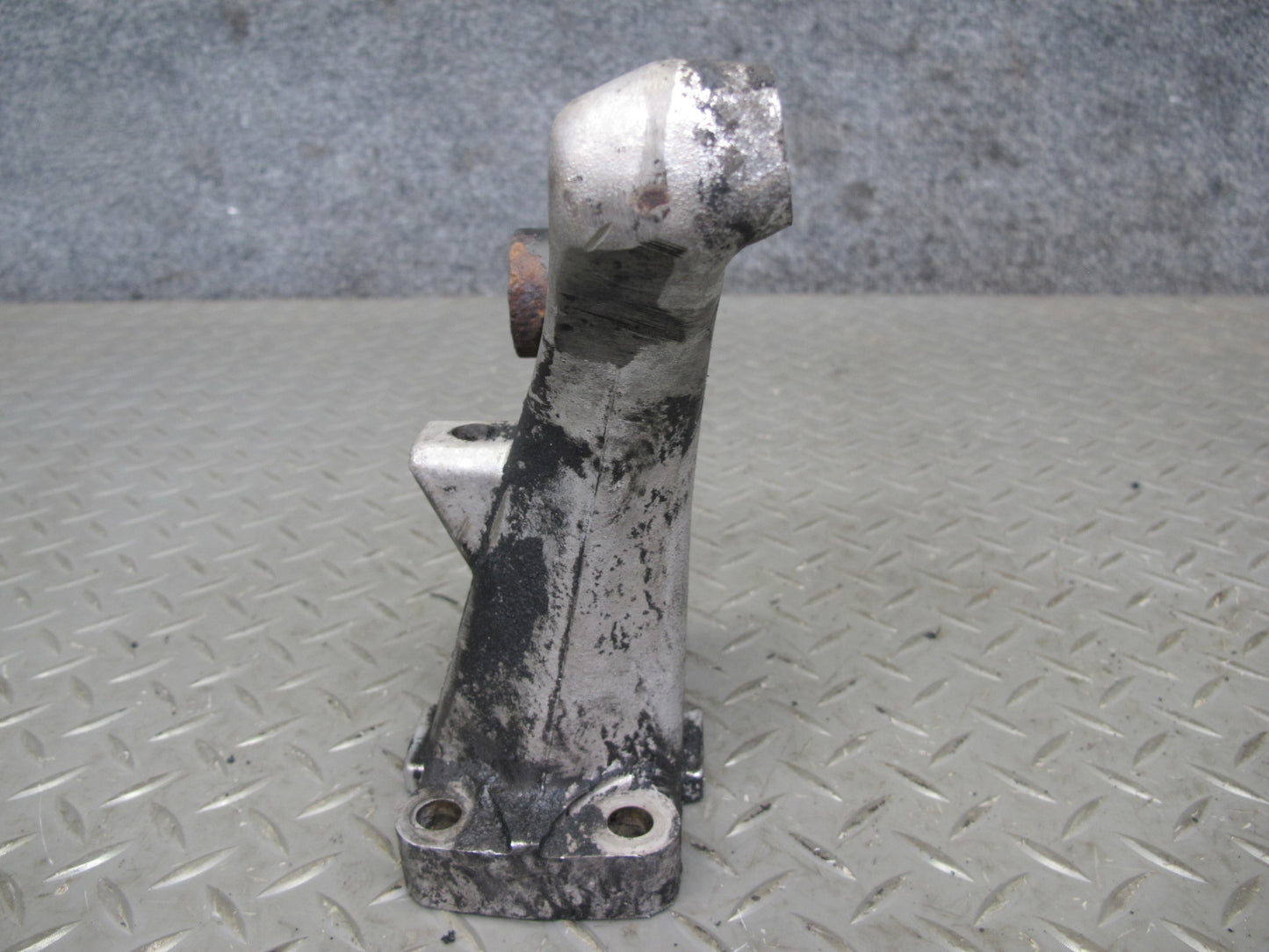 81-85 Mercedes W123 300D OM617 Diesel Engine Right Mount Bracket Support