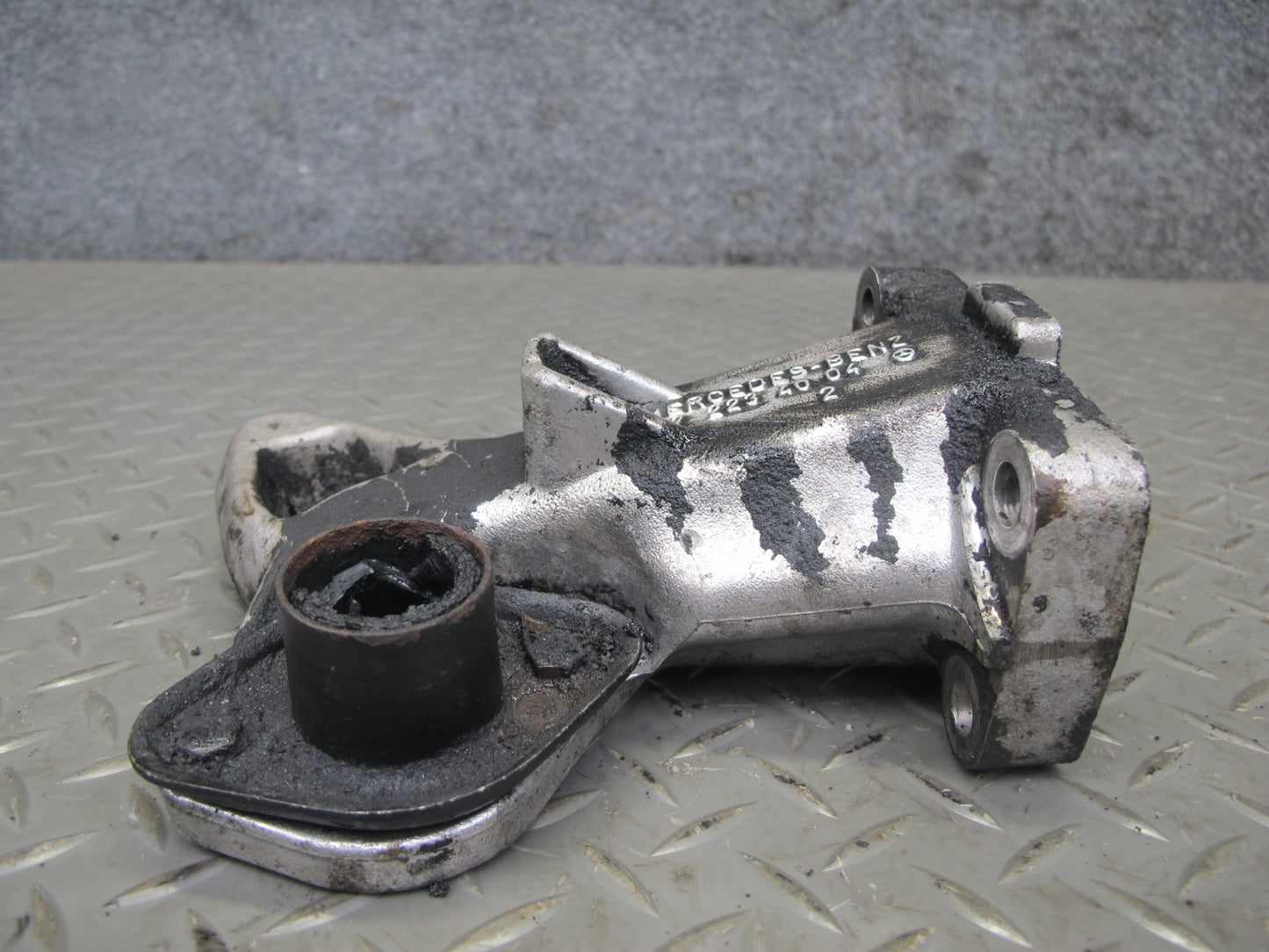 81-85 Mercedes W123 300D OM617 Diesel Engine Right Mount Bracket Support