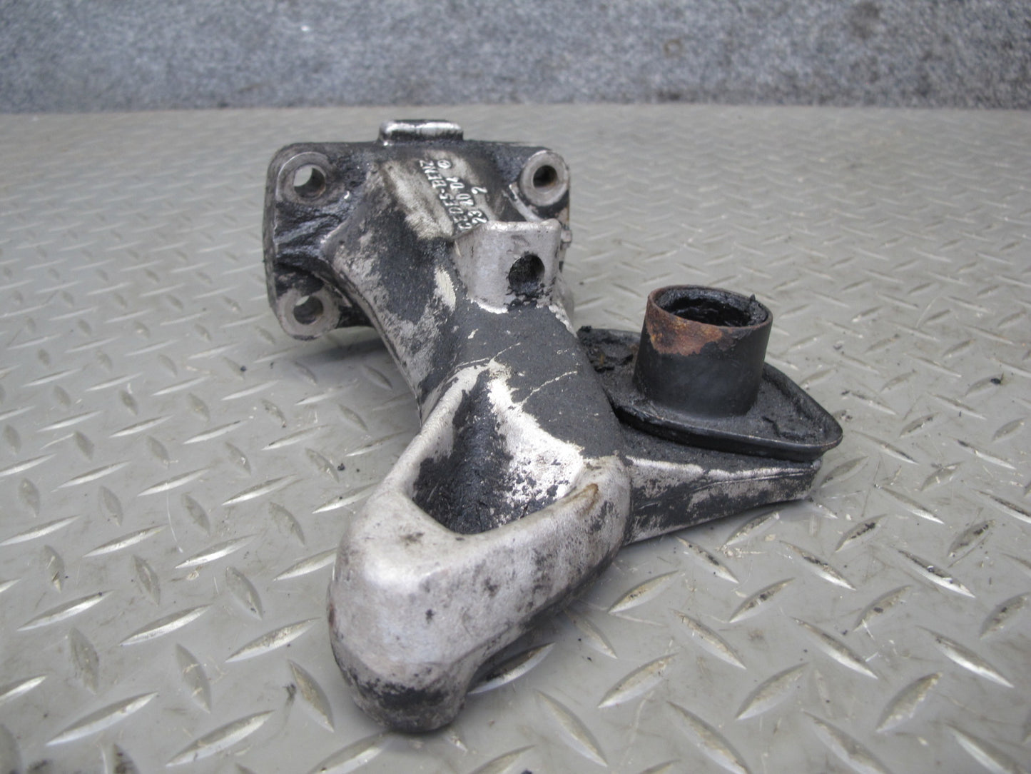 81-85 Mercedes W123 300D OM617 Diesel Engine Right Mount Bracket Support