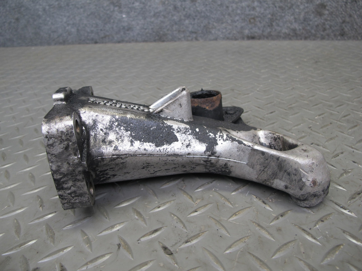 81-85 Mercedes W123 300D OM617 Diesel Engine Right Mount Bracket Support