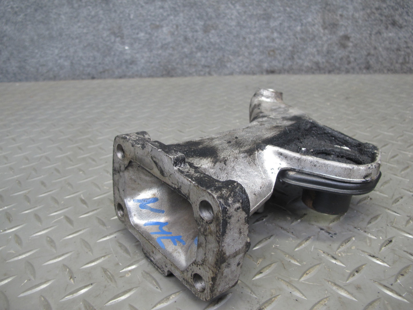 81-85 Mercedes W123 300D OM617 Diesel Engine Right Mount Bracket Support