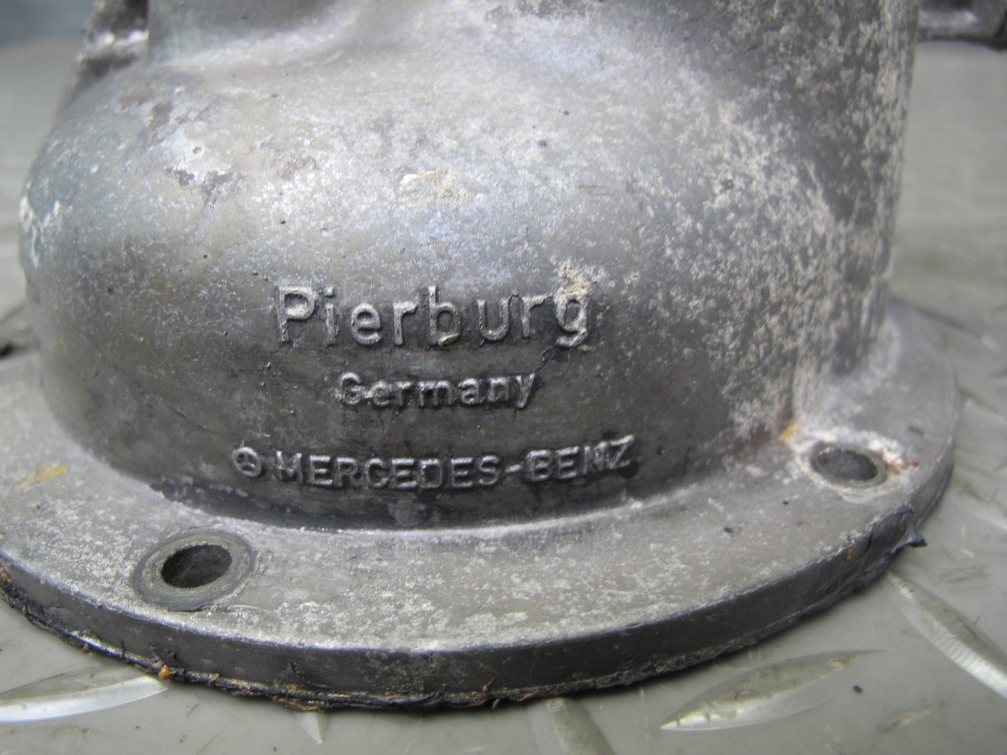 81-85 Mercedes W123 300D OM617 Diesel Engine Motor Vacuum Pump OEM