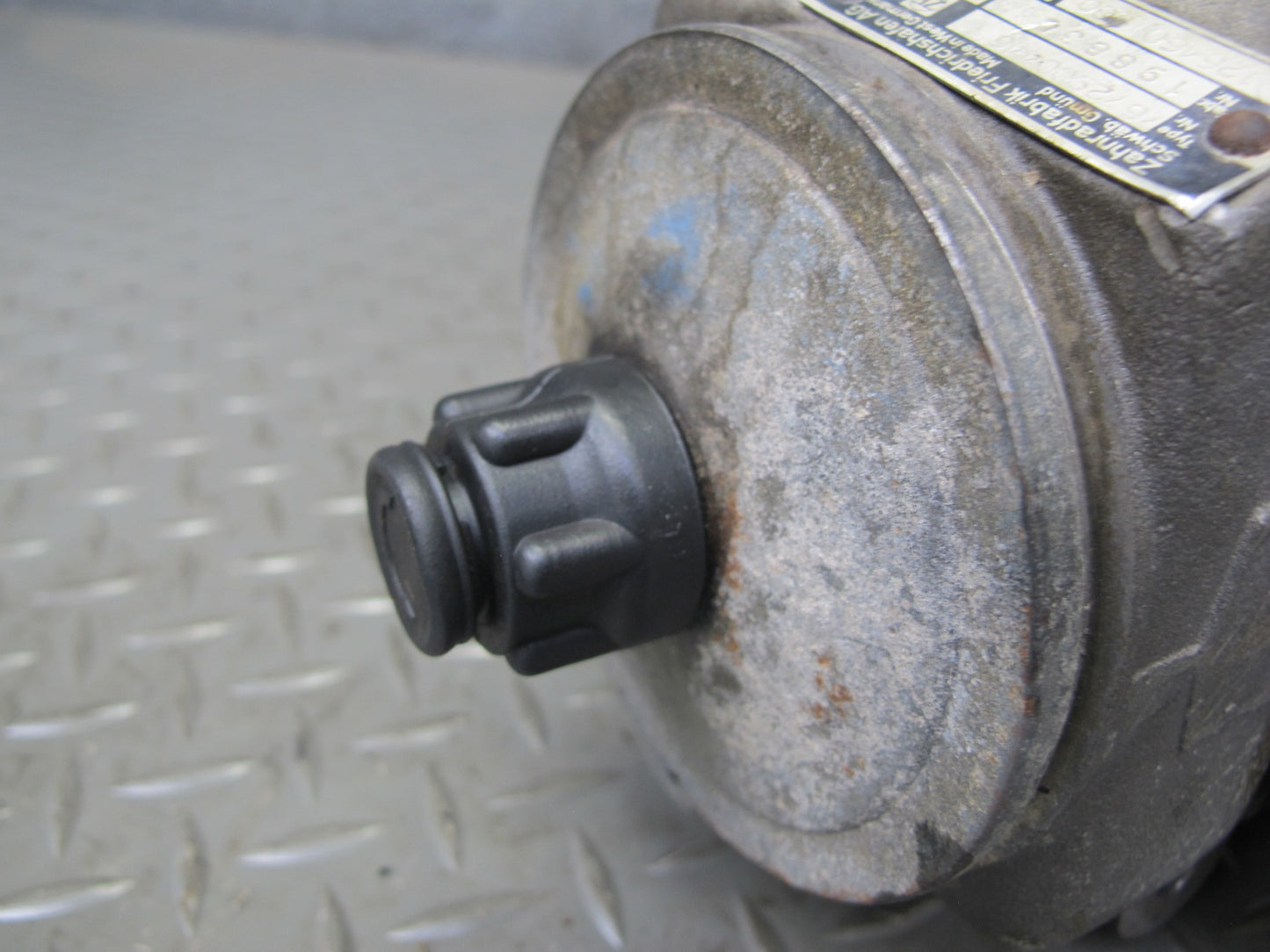 78-85 Mercedes W123 Power Steering Pump 1264601380 OEM