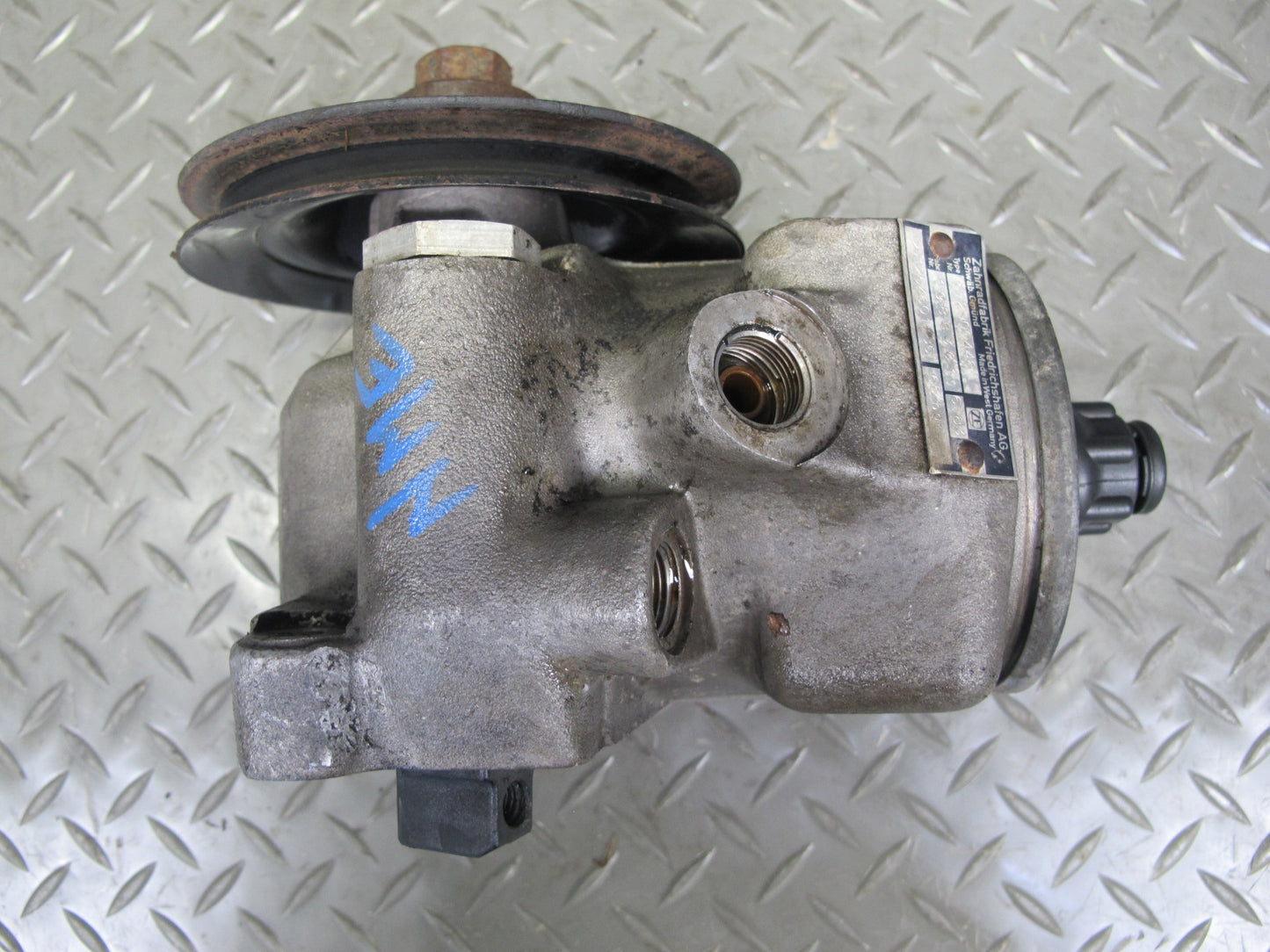 78-85 Mercedes W123 Power Steering Pump 1264601380 OEM