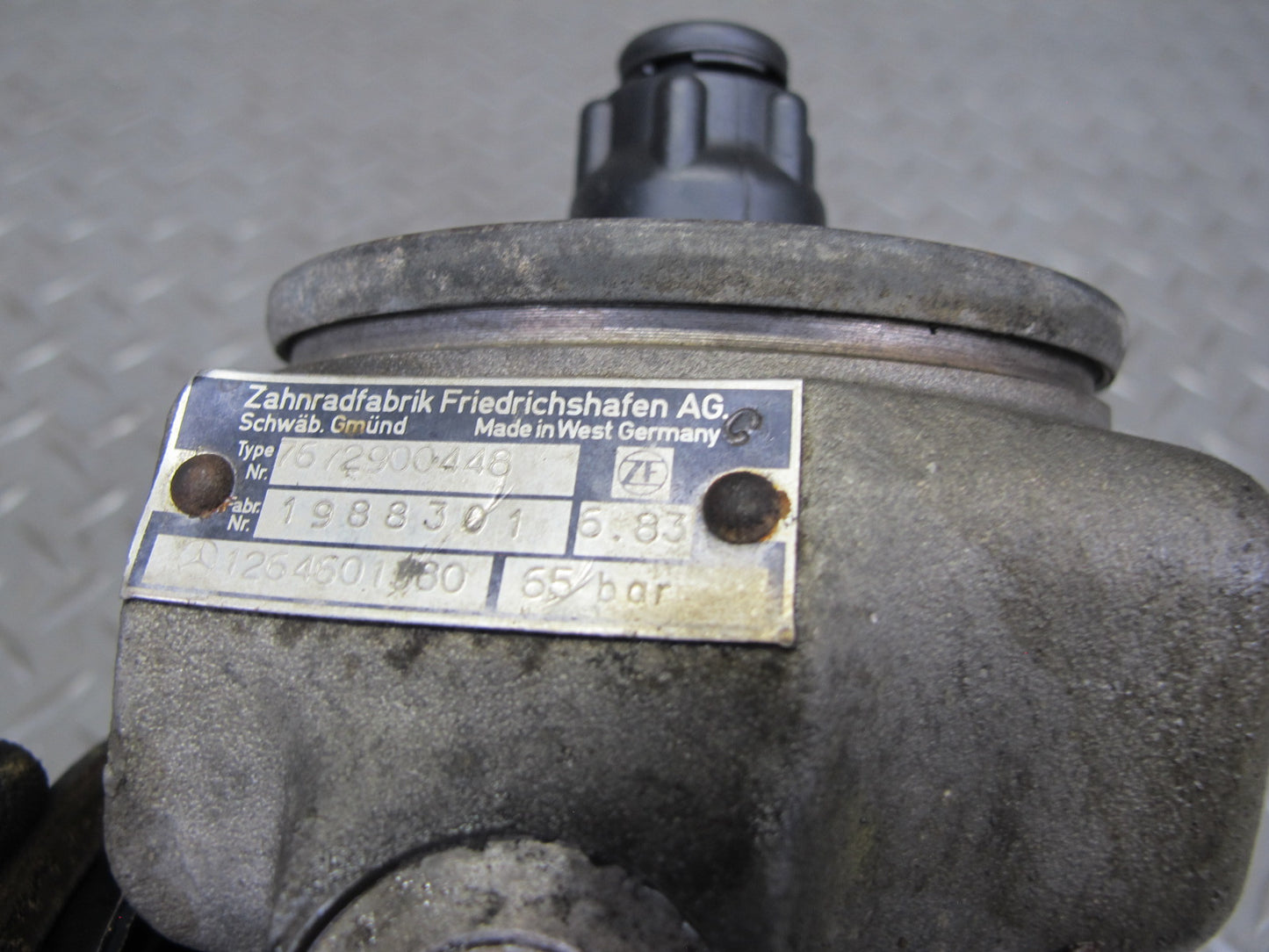 78-85 Mercedes W123 Power Steering Pump 1264601380 OEM