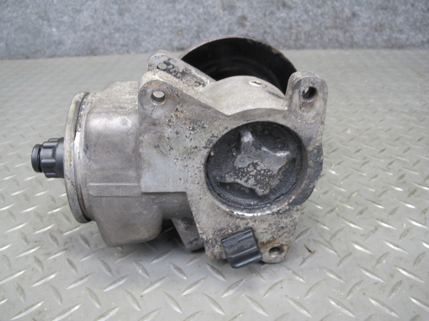 78-85 Mercedes W123 Power Steering Pump 1264601380 OEM
