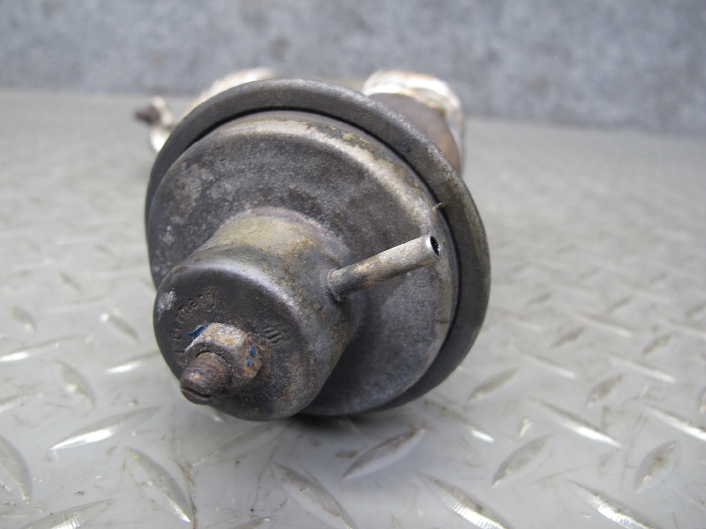 81-85 Mercedes W123 300D Diesel Engine EGR Valve w Tube Pipe OEM