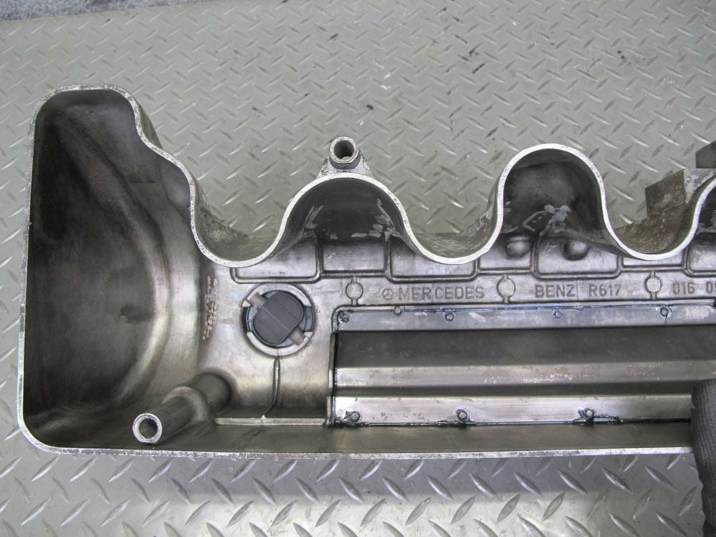 81-85 Mercedes W123 300D OM617 Diesel Engine Cylinder Head Valve Cover OEM